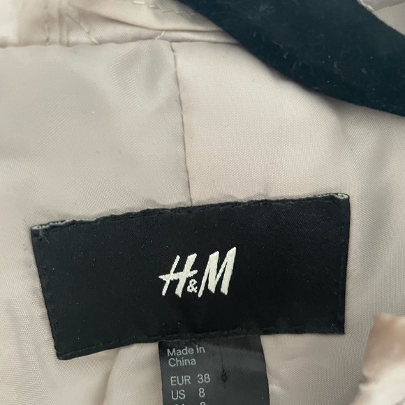 H&M beige spring jacket. Size 8 but fits like a small. - Picture 2 of 2